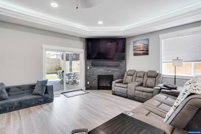 806 Ike Mooney St NE, Silverton, OR 97381