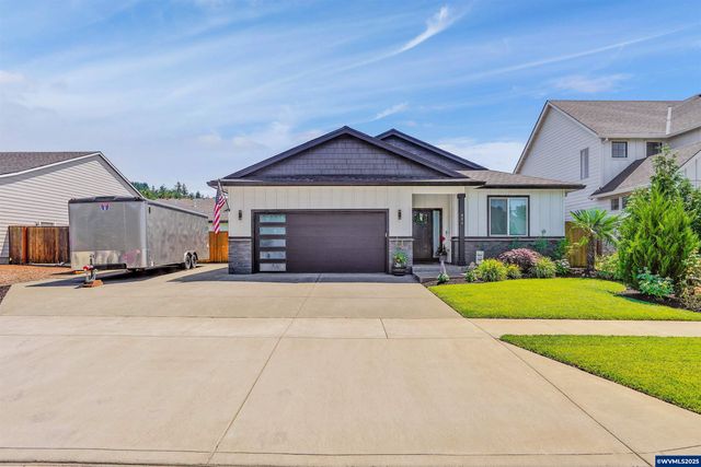806 Ike Mooney St NE, Silverton, OR 97381