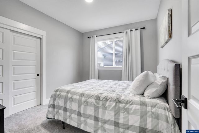 806 Ike Mooney St NE, Silverton, OR 97381
