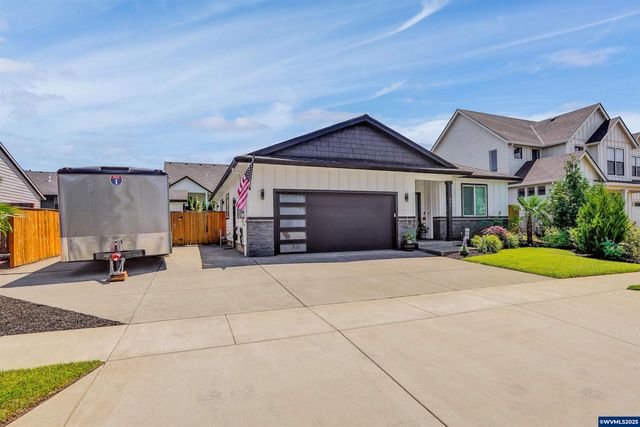 806 Ike Mooney St NE, Silverton, OR 97381