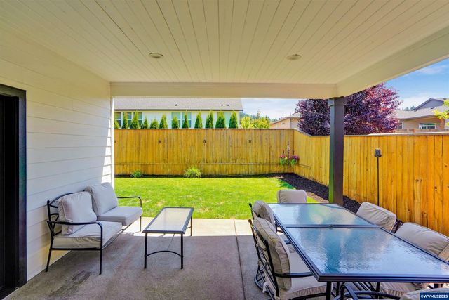 806 Ike Mooney St NE, Silverton, OR 97381