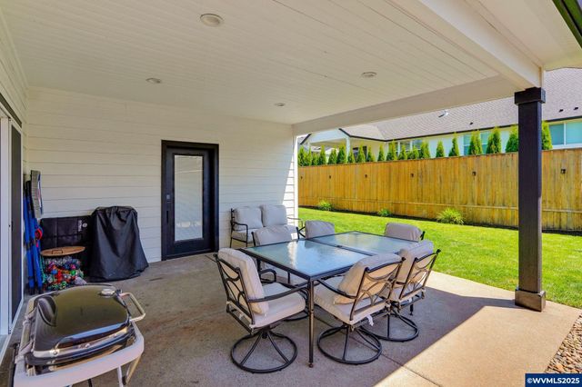 806 Ike Mooney St NE, Silverton, OR 97381