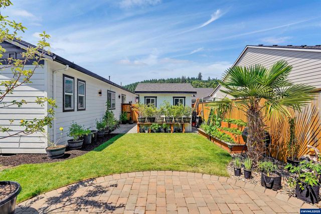 806 Ike Mooney St NE, Silverton, OR 97381