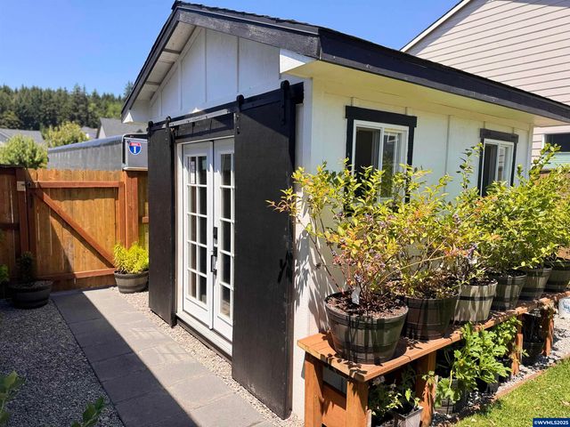 806 Ike Mooney St NE, Silverton, OR 97381