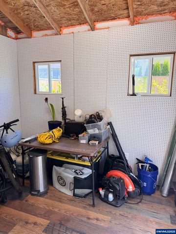 806 Ike Mooney St NE, Silverton, OR 97381