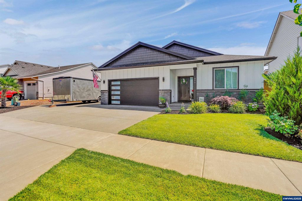 806 Ike Mooney St NE, Silverton, OR 97381