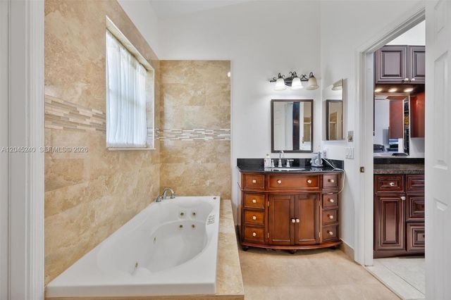 4870 Hawkes Bluff Ave, Davie, FL 33331