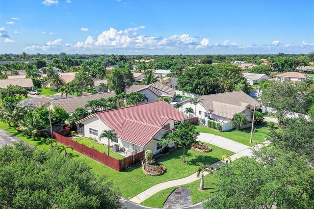 4870 Hawkes Bluff Ave, Davie, FL 33331