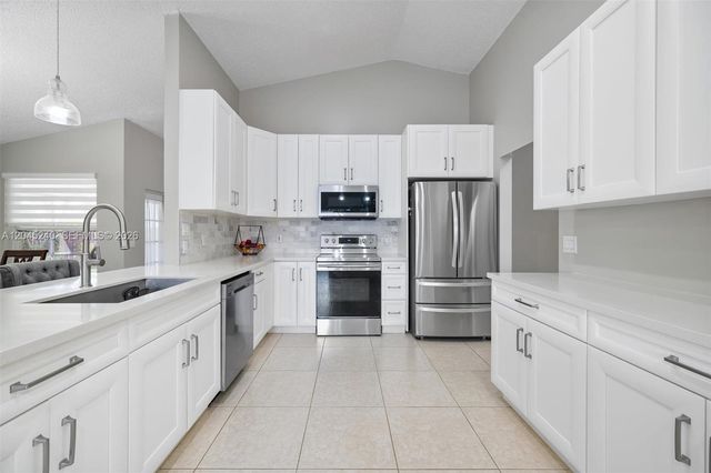4870 Hawkes Bluff Ave, Davie, FL 33331