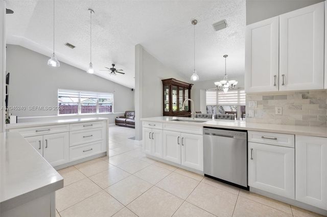 4870 Hawkes Bluff Ave, Davie, FL 33331
