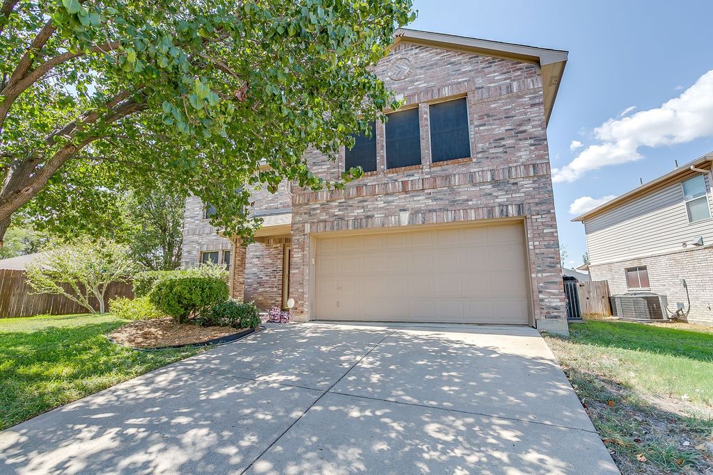 332 Sunset Oaks Drive, Fort Worth, TX 76112 — exterior