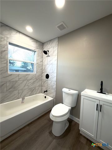 1312 E Anaqua Avenue, Victoria, TX 77901