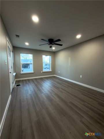 1312 E Anaqua Avenue, Victoria, TX 77901