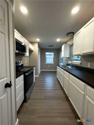 1312 E Anaqua Avenue, Victoria, TX 77901