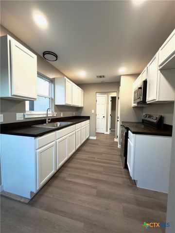 1312 E Anaqua Avenue, Victoria, TX 77901