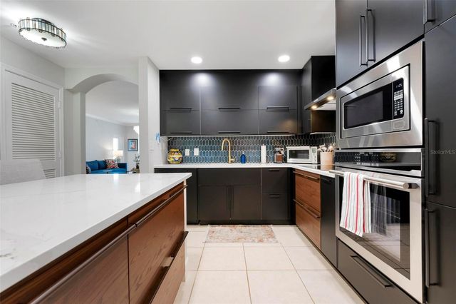 808 3RD AVENUE W 402, Bradenton, FL 34205