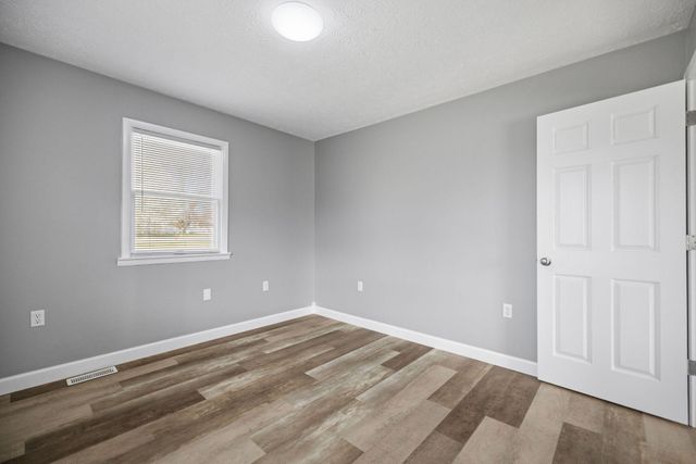 2048 US-127, Russell Springs, KY 42642