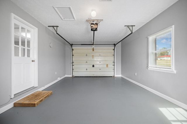 2048 US-127, Russell Springs, KY 42642