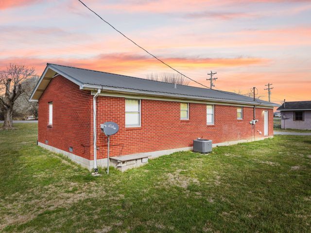 2048 US-127, Russell Springs, KY 42642
