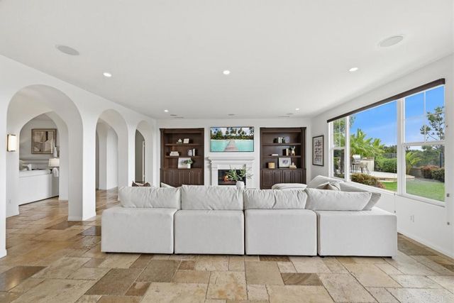 7671 Circulo Sequoia, Carlsbad, CA 92009