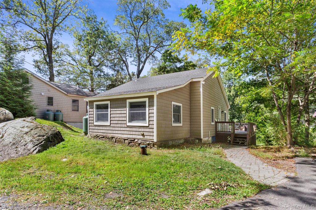 9 Oakdale Road, Putnam Valley, NY 10579