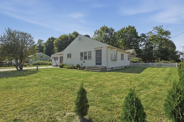 2 Lisa Ave, Acushnet, MA 02743
