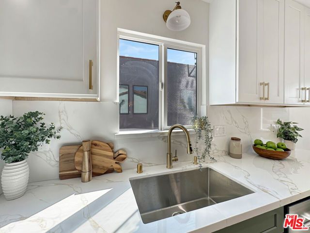 7032 2nd Avenue, Los Angeles, CA 90043