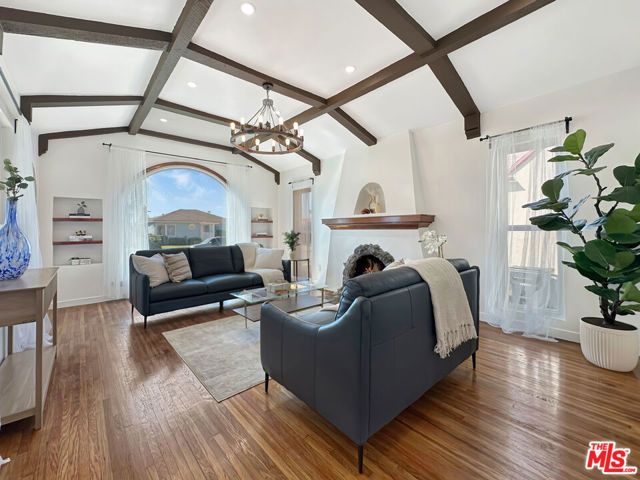 7032 2nd Avenue, Los Angeles, CA 90043