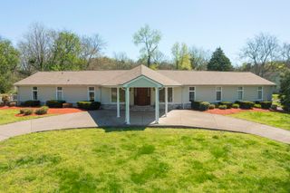 1035 Forest Harbor Dr, Hendersonville, TN 37075
