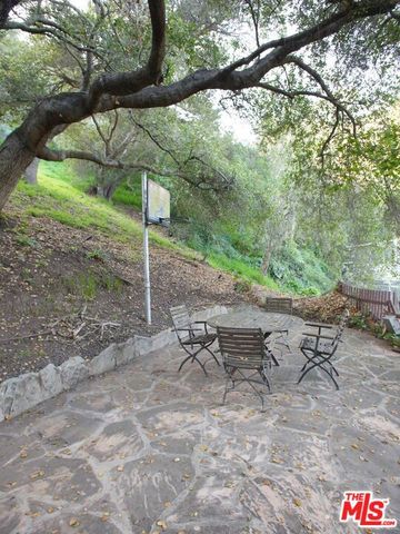 10416 Corfu Ln, Los Angeles, CA 90077