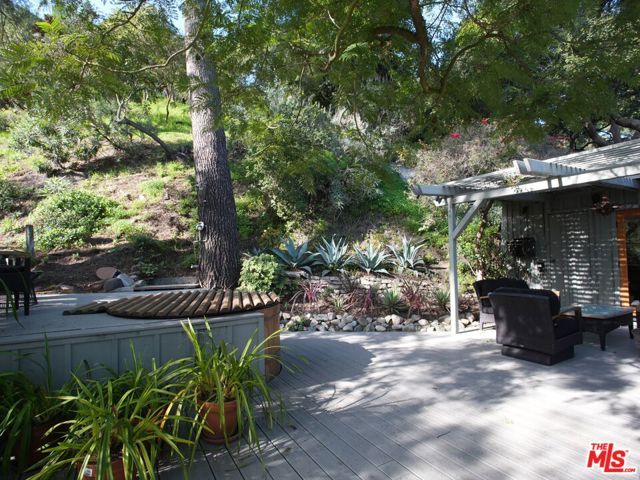 10416 Corfu Ln, Los Angeles, CA 90077