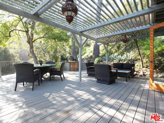 10416 Corfu Ln, Los Angeles, CA 90077