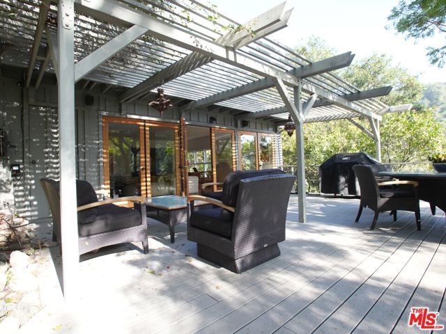 10416 Corfu Ln, Los Angeles, CA 90077