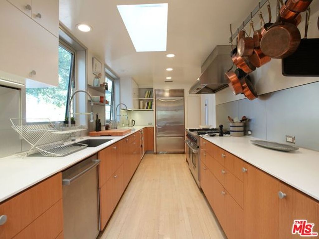 10416 Corfu Ln, Los Angeles, CA 90077