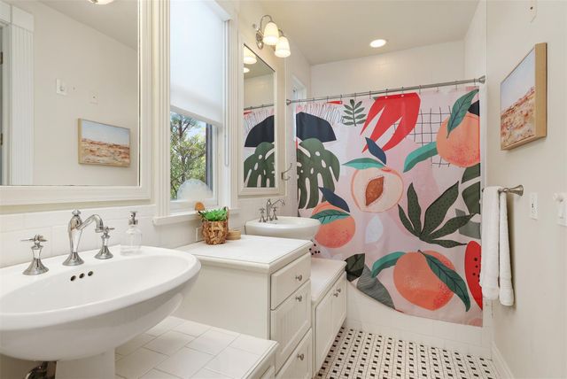 1724 Avenue L, Galveston, TX 77550