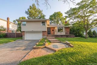 5 Warren Place, Plainview, NY 11803