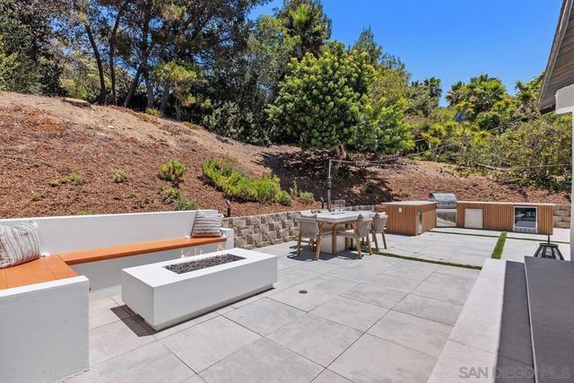 2586 Azure Coast Dr, La Jolla, CA 92037