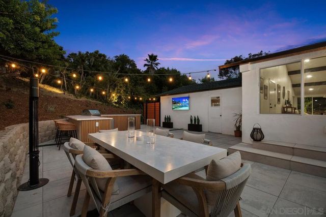2586 Azure Coast Dr, La Jolla, CA 92037
