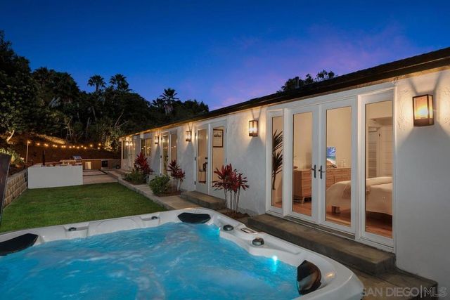 2586 Azure Coast Dr, La Jolla, CA 92037