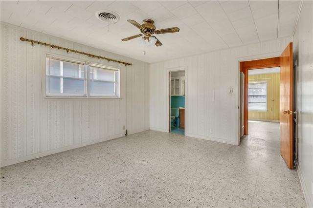 405 East Brown Street, Hearne, TX 77859