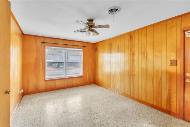 405 East Brown Street, Hearne, TX 77859