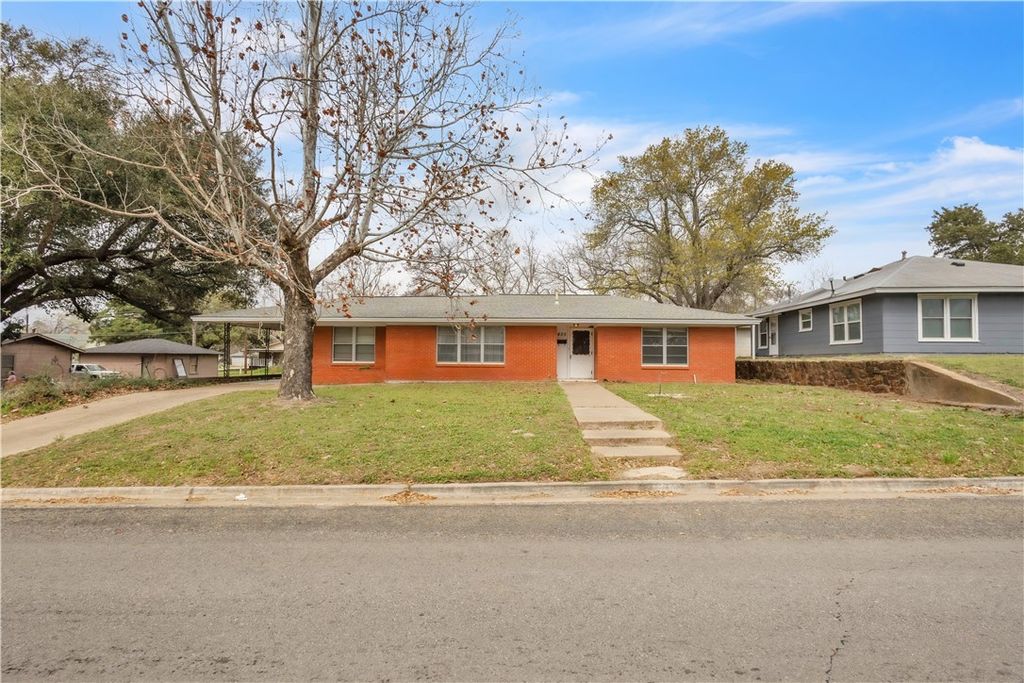 405 East Brown Street, Hearne, TX 77859