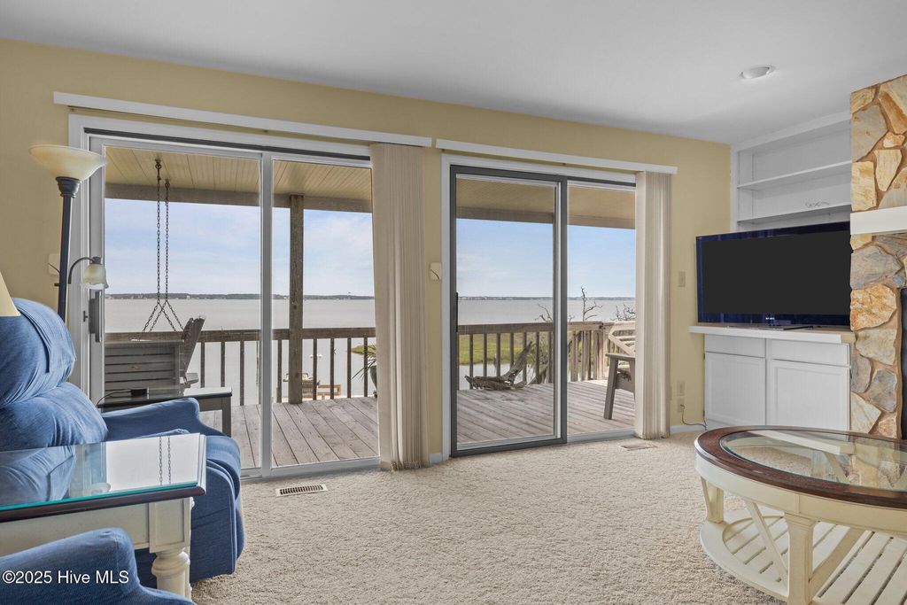 Image 12 of property listing at 5314 Bogue Sound Drive, Emerald Isle, NC 28594