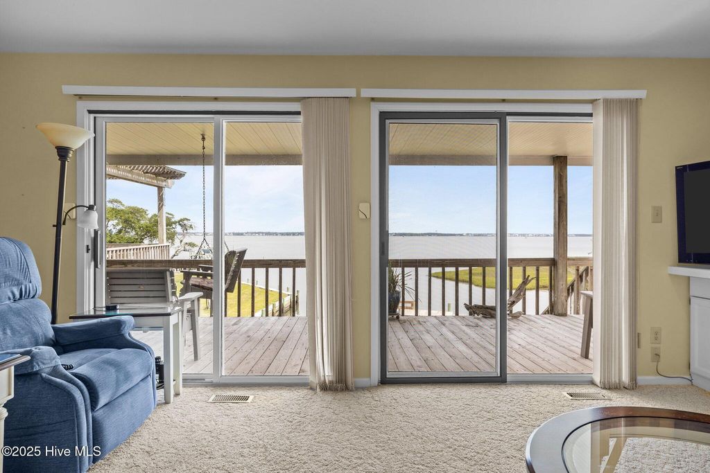 Image 13 of property listing at 5314 Bogue Sound Drive, Emerald Isle, NC 28594