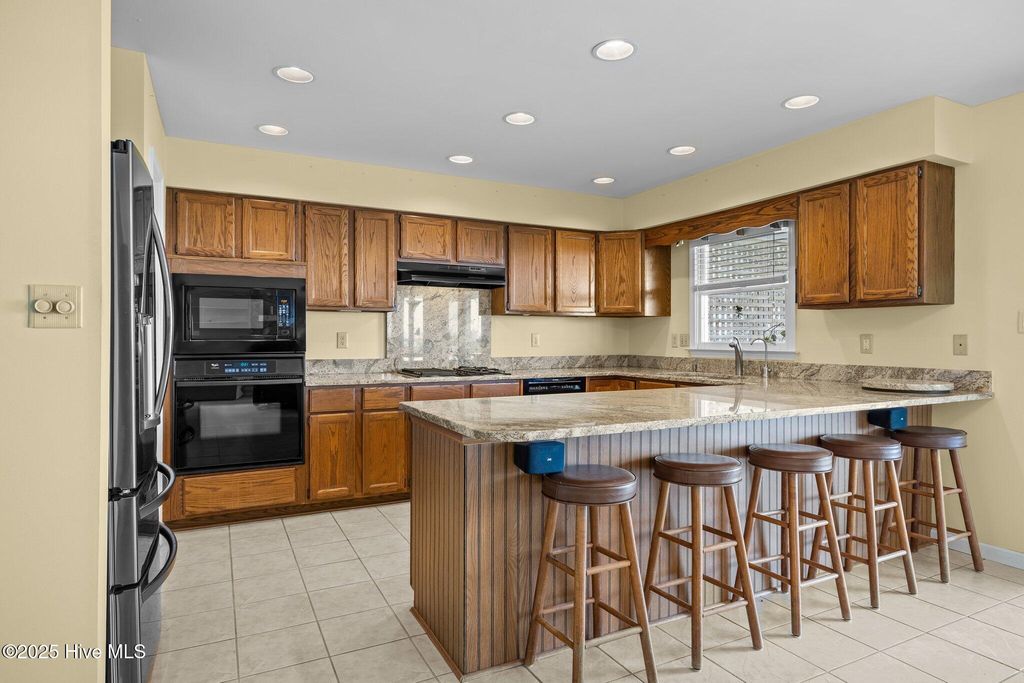 Image 14 of property listing at 5314 Bogue Sound Drive, Emerald Isle, NC 28594