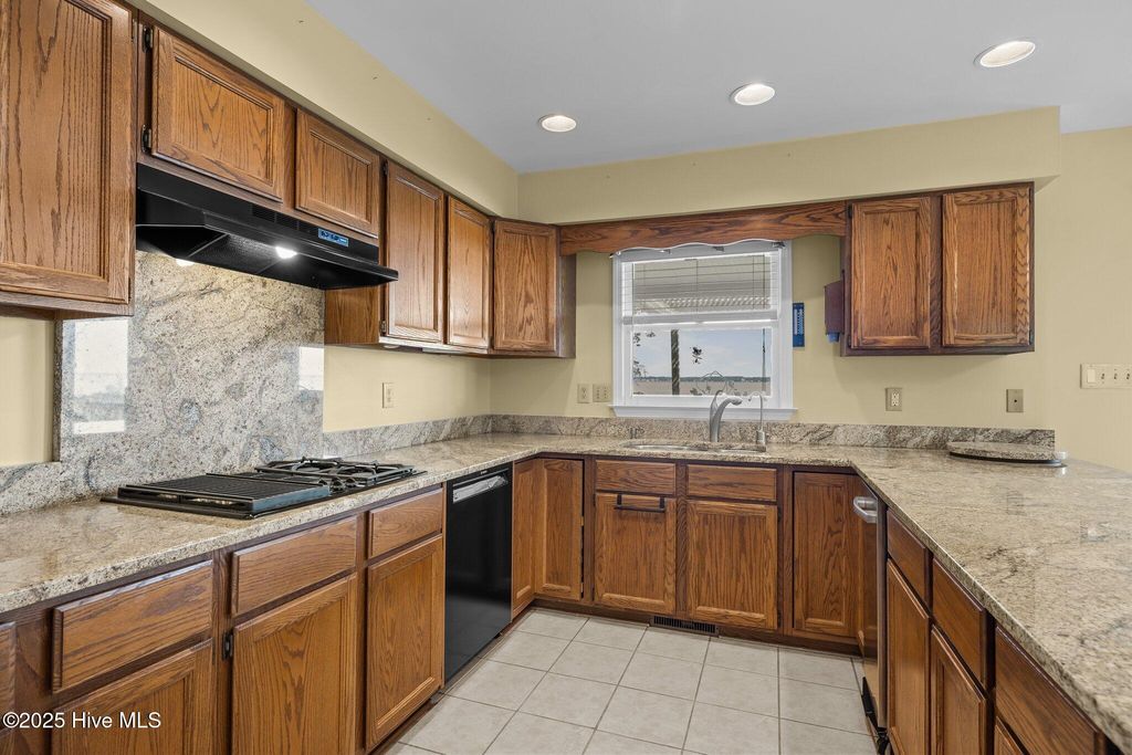 Image 17 of property listing at 5314 Bogue Sound Drive, Emerald Isle, NC 28594