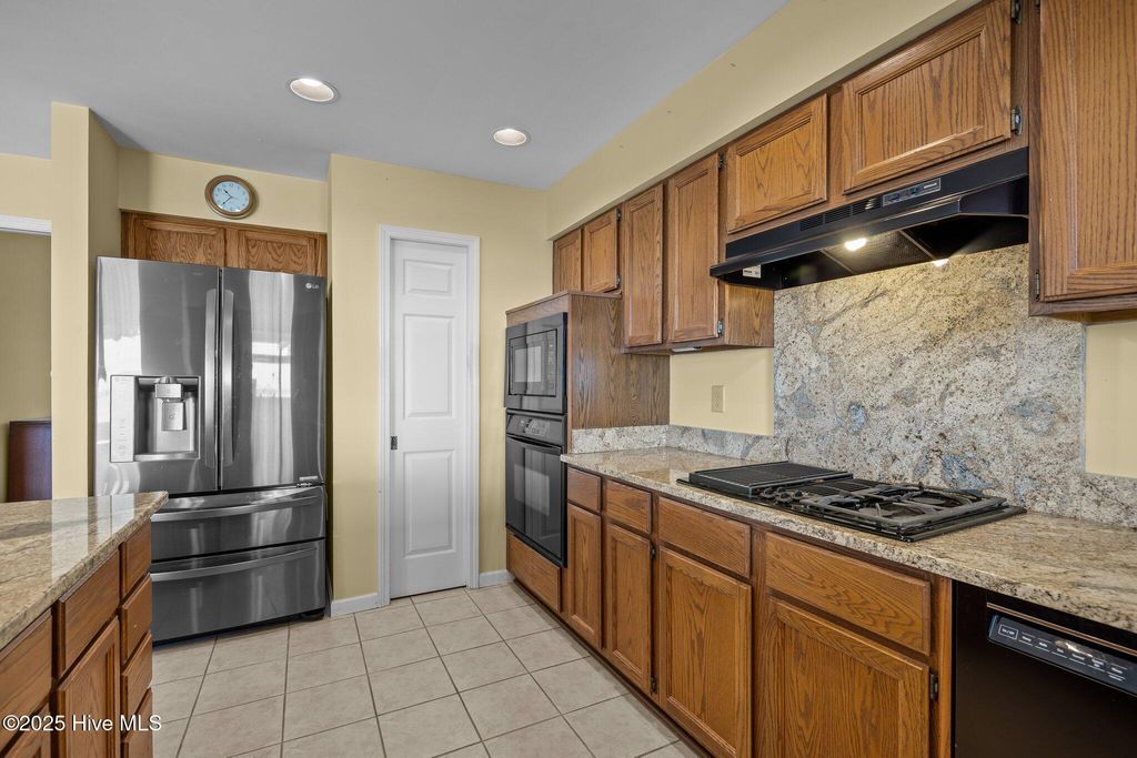 Image 18 of property listing at 5314 Bogue Sound Drive, Emerald Isle, NC 28594