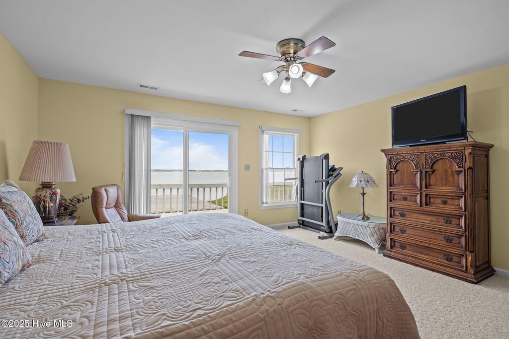 Image 28 of property listing at 5314 Bogue Sound Drive, Emerald Isle, NC 28594