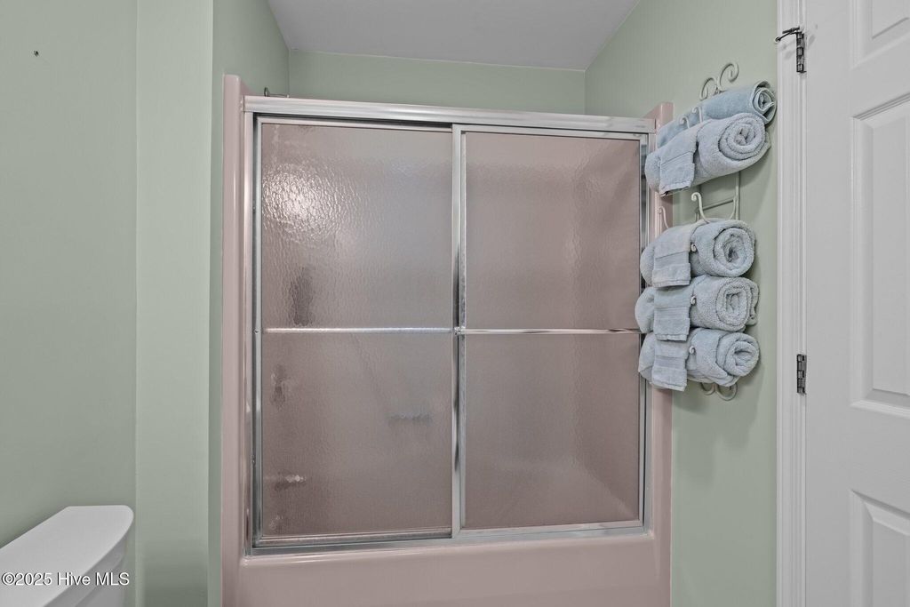 Image 34 of property listing at 5314 Bogue Sound Drive, Emerald Isle, NC 28594