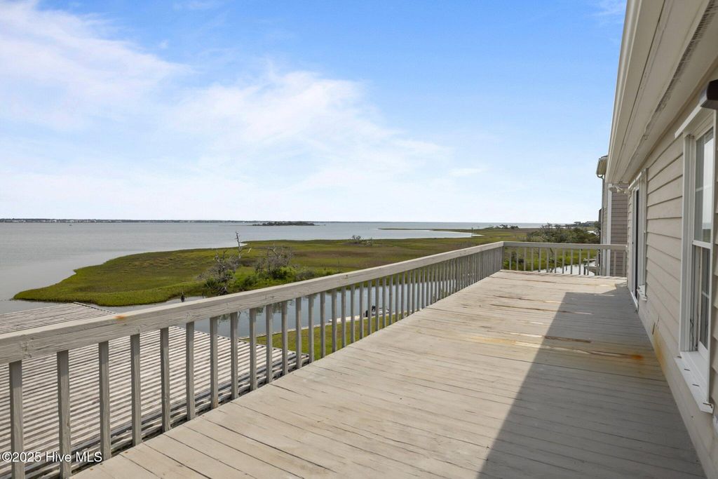 Image 37 of property listing at 5314 Bogue Sound Drive, Emerald Isle, NC 28594